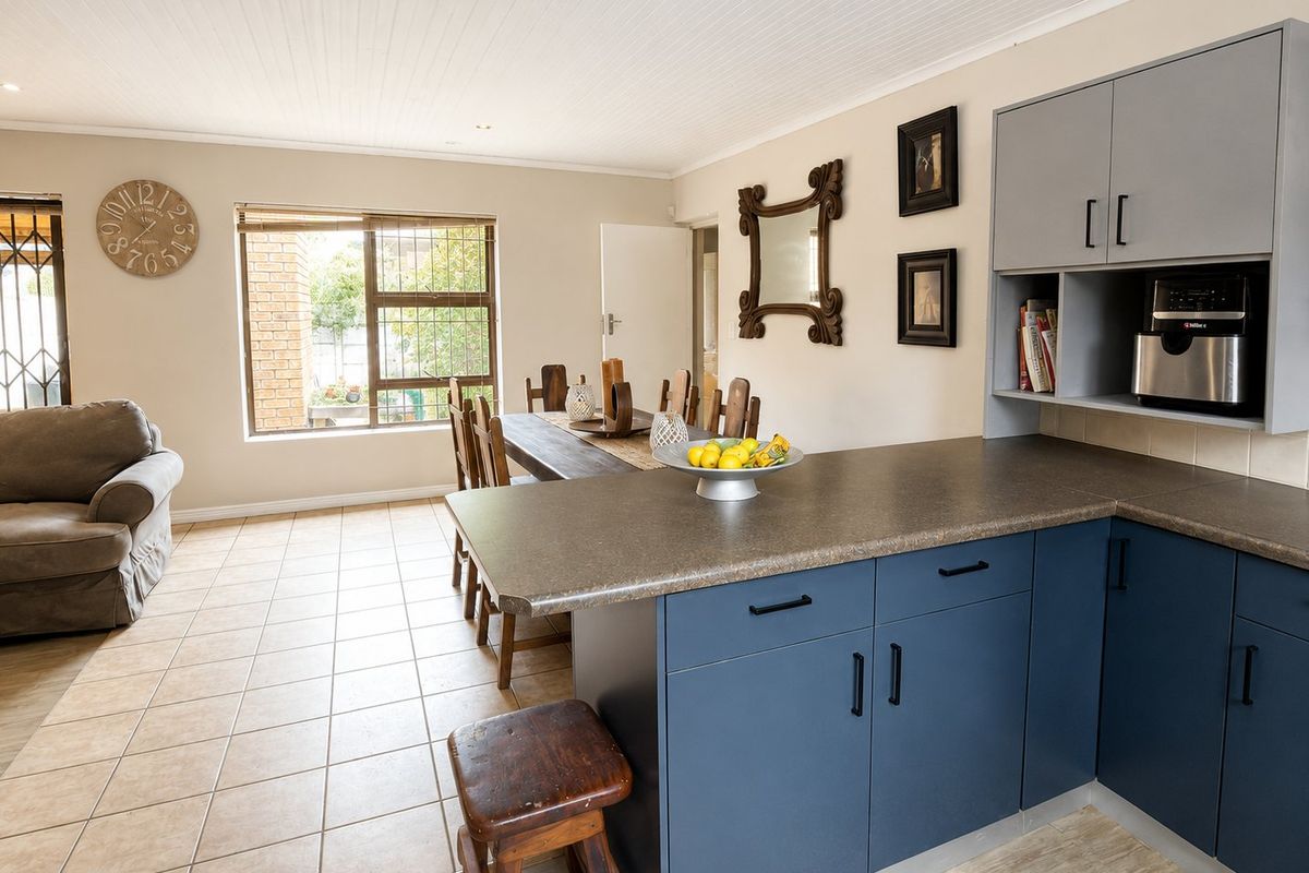5 Bedroom Facebrick Home in Vredekloof - Photo 5