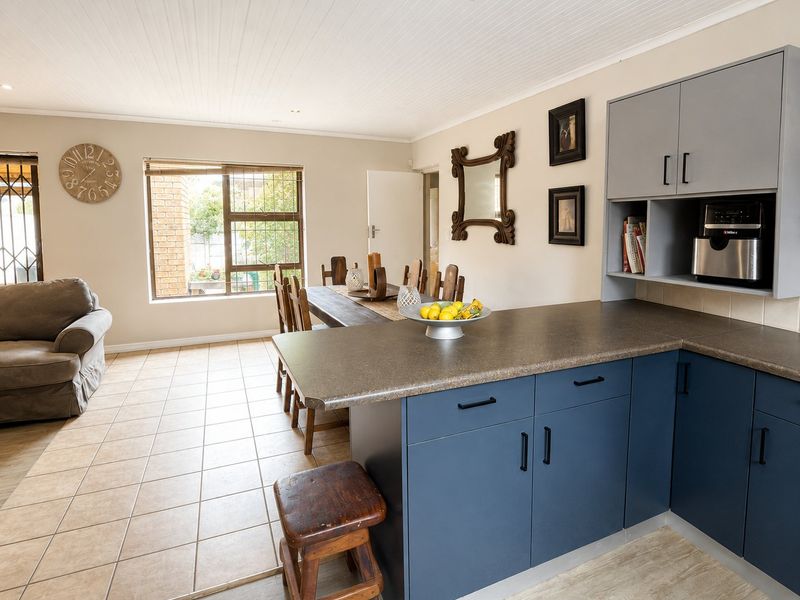 5 Bedroom Facebrick Home in Vredekloof - Photo 5