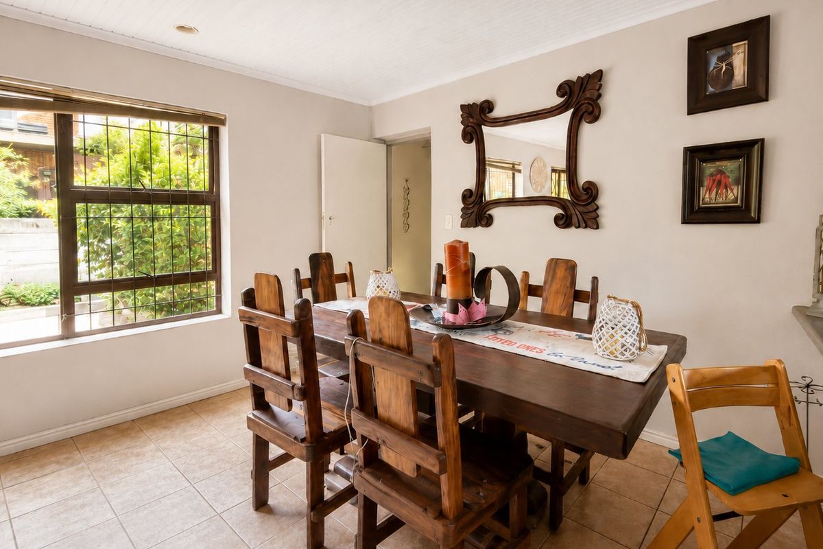 5 Bedroom Facebrick Home in Vredekloof - Photo 4