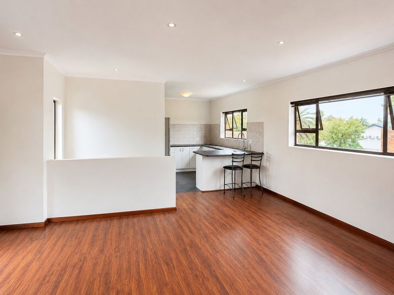 5 Bedroom Facebrick Home in Vredekloof - Photo 10