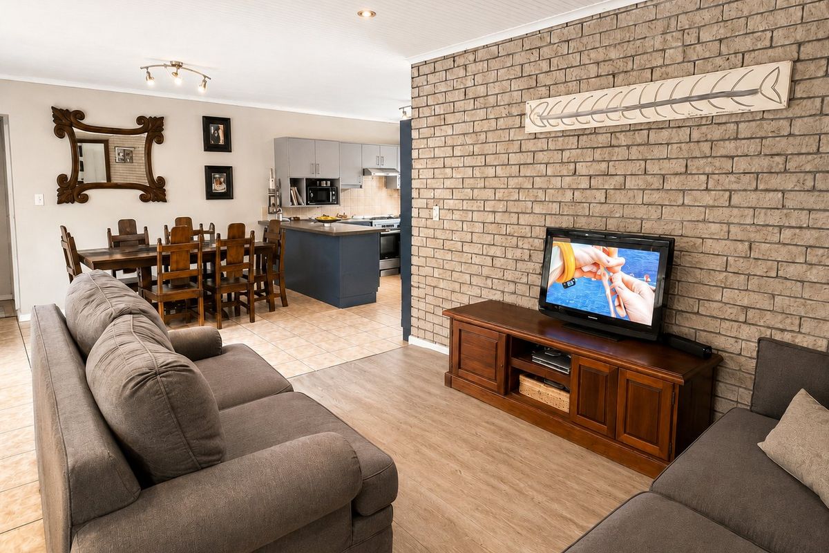 5 Bedroom Facebrick Home in Vredekloof - Photo 2