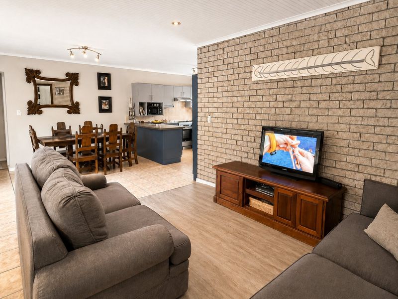 5 Bedroom Facebrick Home in Vredekloof - Photo 2