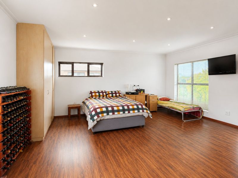 5 Bedroom Facebrick Home in Vredekloof - Photo 8