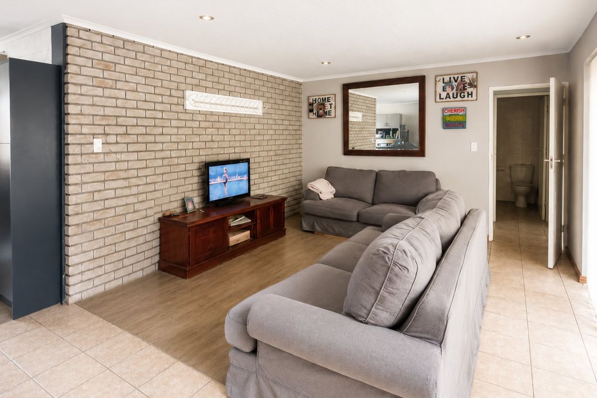 5 Bedroom Facebrick Home in Vredekloof - Photo 3