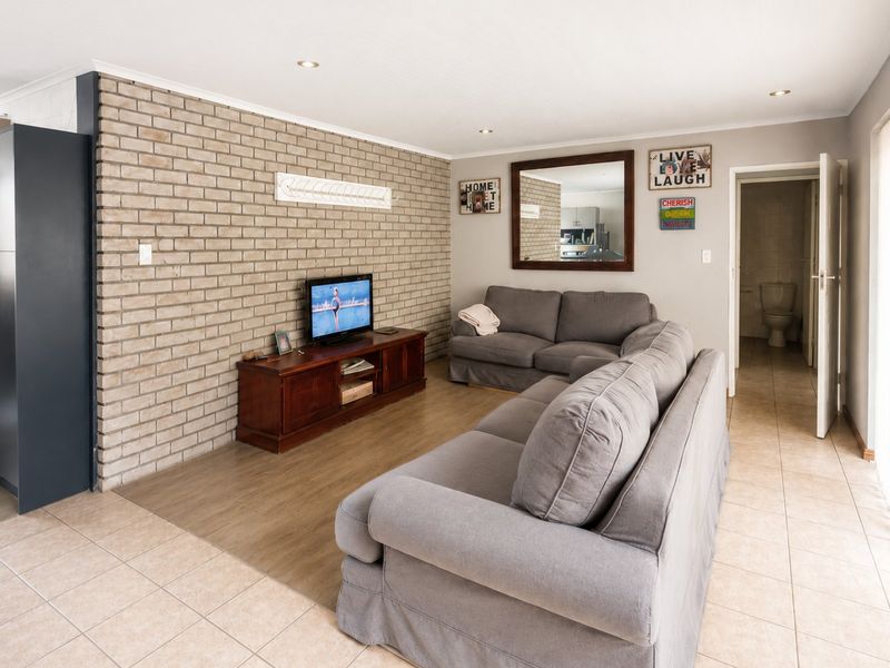 5 Bedroom Facebrick Home in Vredekloof - Photo 3