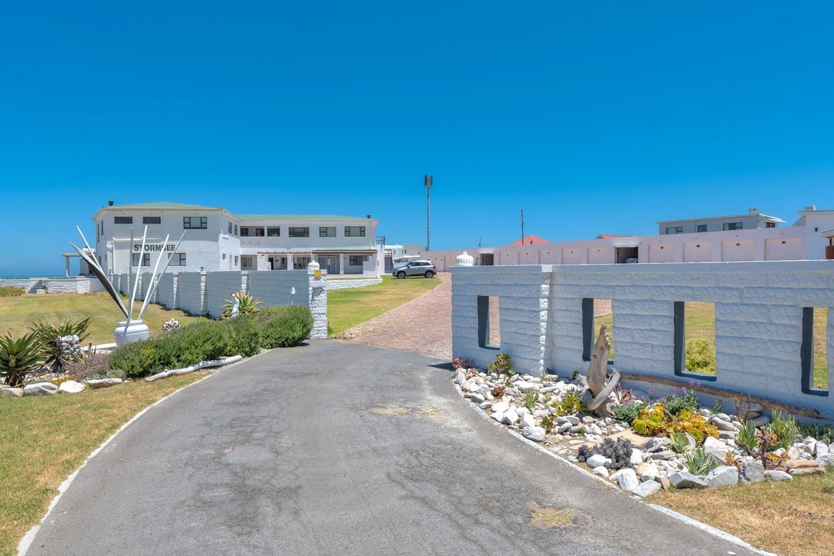 PICTURE PERFECT COASTAL LIVING IN AGULHAS - Photo 2