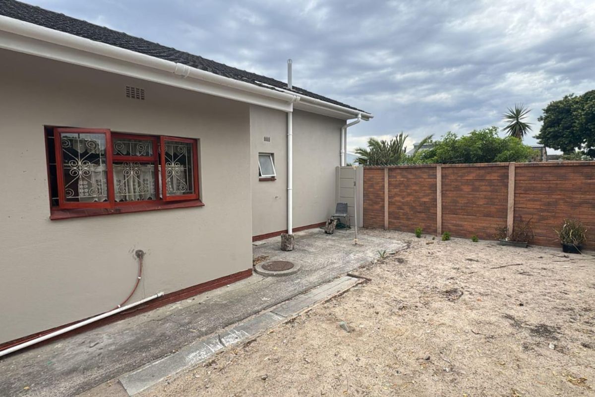 Charming 3-bedroom house in Belhar, Cape Town – perfect for families seeking comfort and convenience - Photo 5