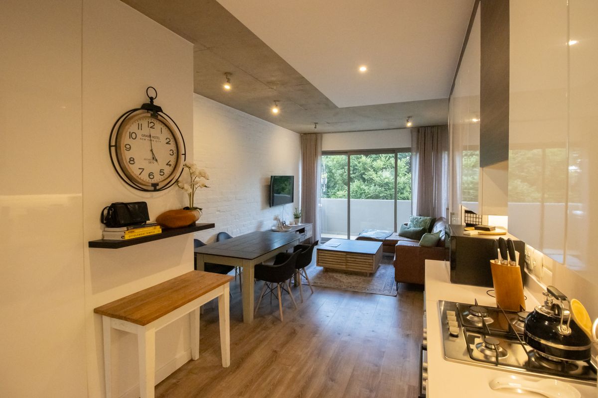 Trendy living For Sale - Photo 2