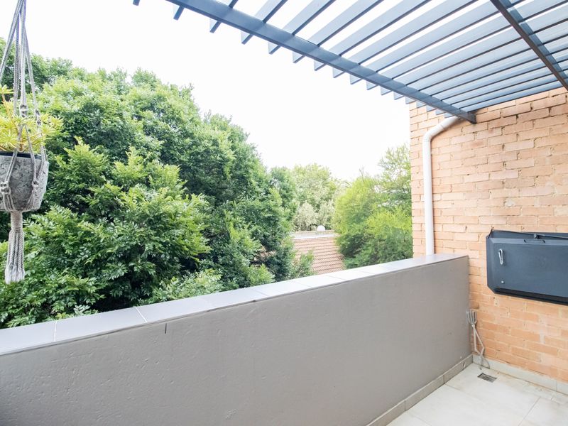 Trendy living For Sale - Photo 9