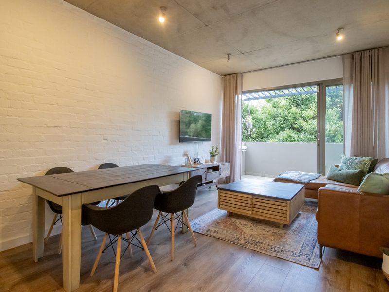 Trendy living For Sale - Photo 6