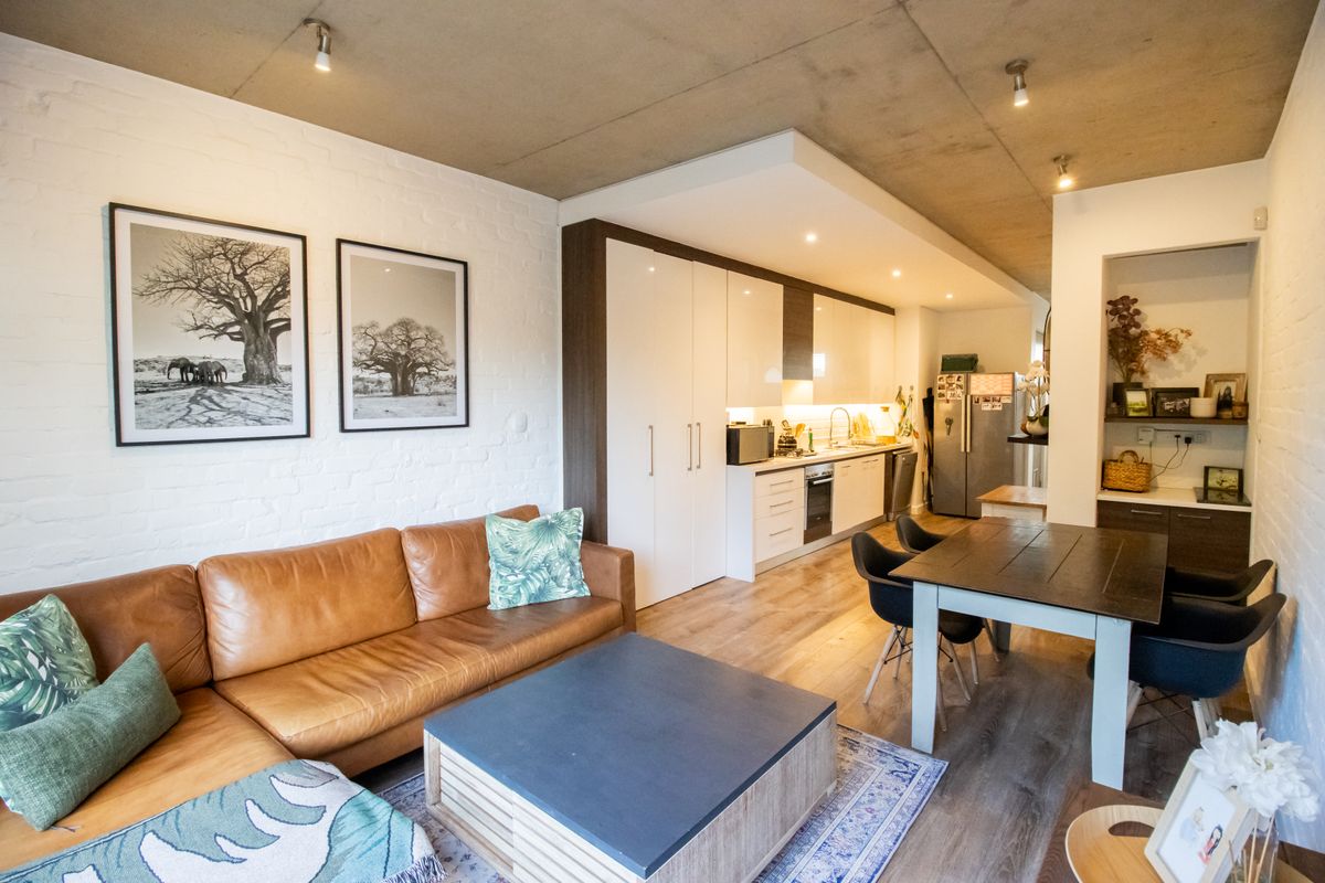 Trendy living For Sale - Photo 4