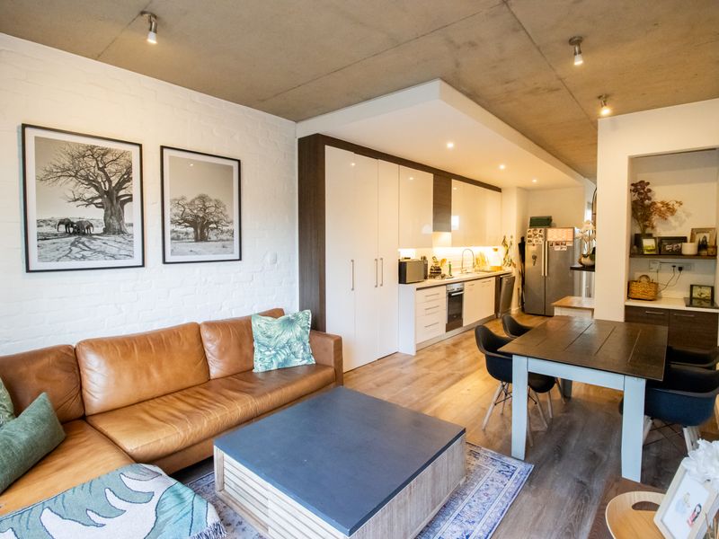 Trendy living For Sale - Photo 4