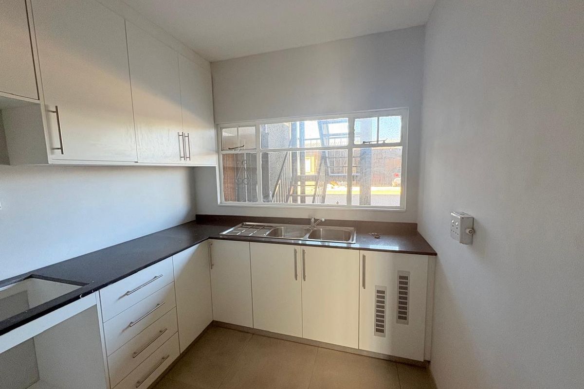 Newly Renovated 2-Bedroom Flats To Rent - Photo 2