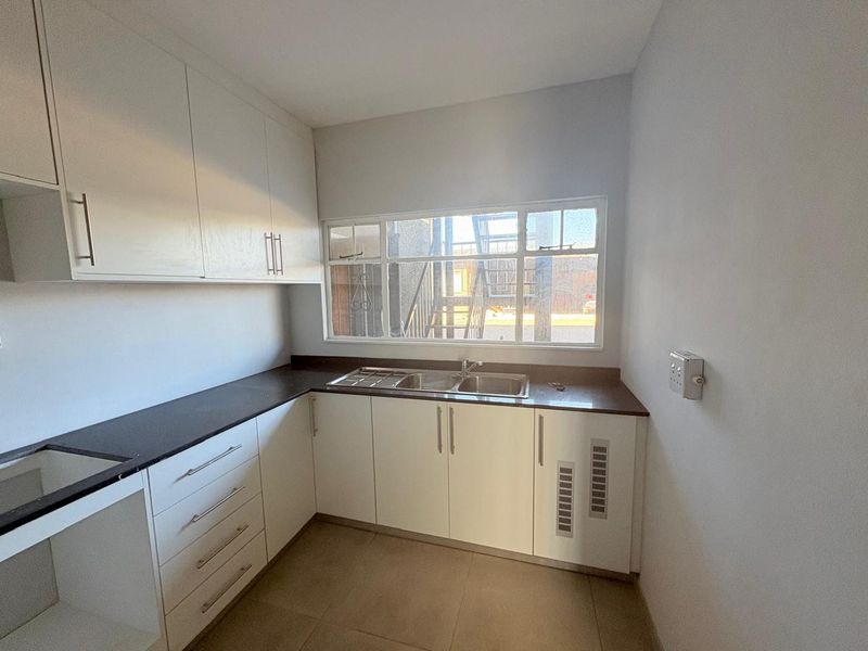 Newly Renovated 2-Bedroom Flats To Rent - Photo 2