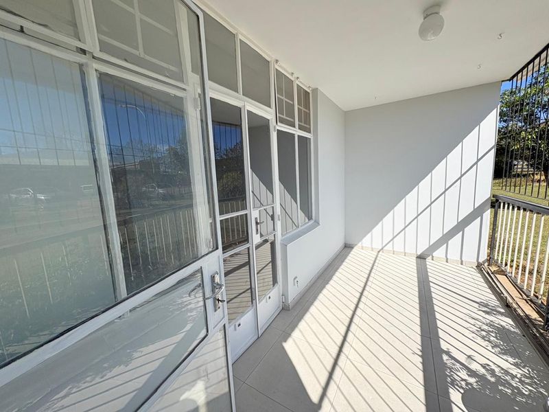 Newly Renovated 2-Bedroom Flats To Rent - Photo 1