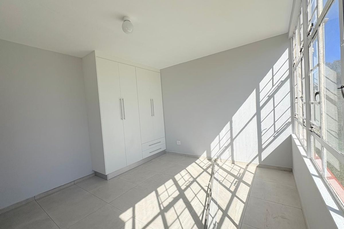 Beautifully Renovated 3-Bedroom Home To Rent - Photo 5