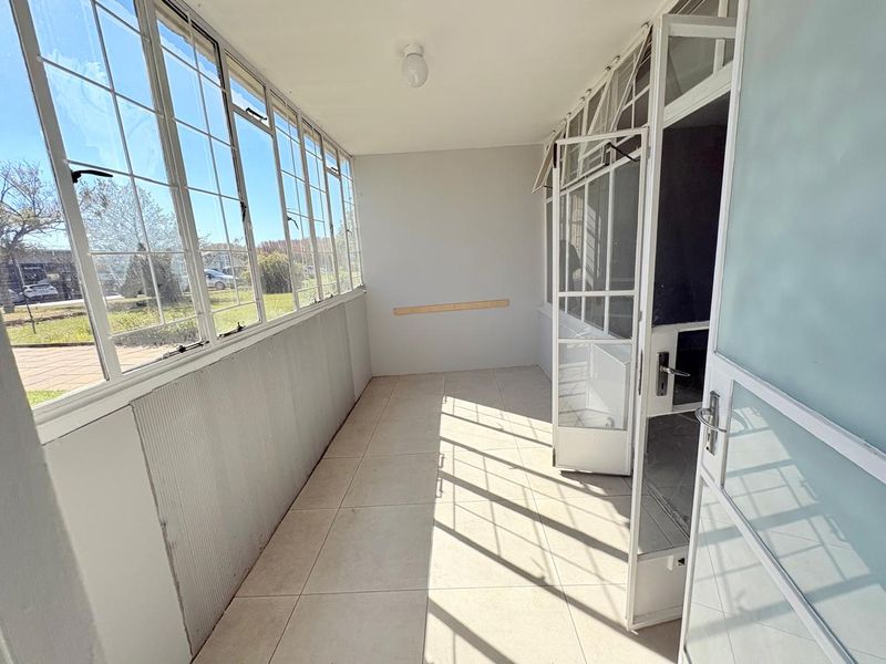 Beautifully Renovated 3-Bedroom Home To Rent - Photo 6