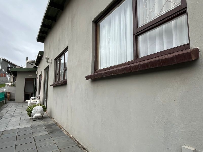 4 Bedroom House in Cosy Corner - Photo 4