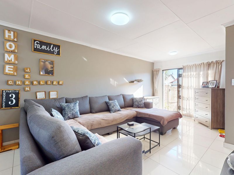 Live Luxury Non-Distressed Auction - Starting to bid from R650 000 - Photo 2