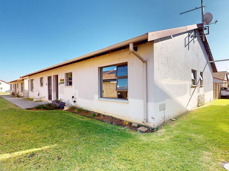 Live Luxury Non-Distressed Auction - Starting to bid from R650 000 - Photo 1