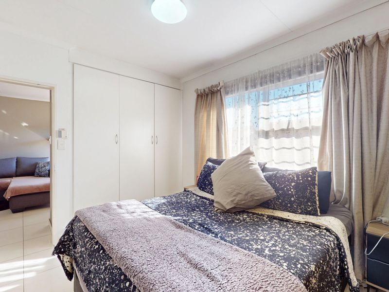 Live Luxury Non-Distressed Auction - Starting to bid from R650 000 - Photo 9