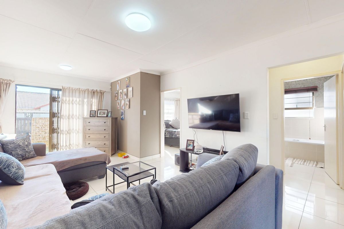 Live Luxury Non-Distressed Auction - Starting to bid from R650 000 - Photo 3