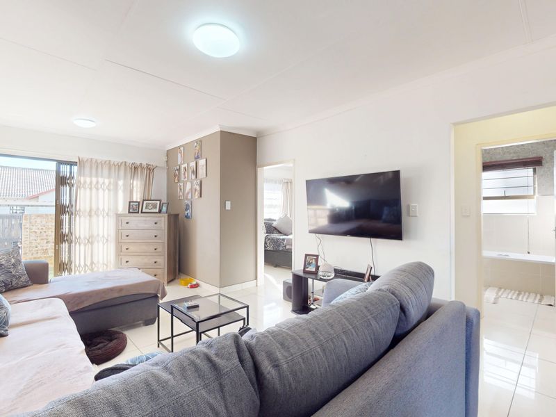 Live Luxury Non-Distressed Auction - Starting to bid from R650 000 - Photo 3