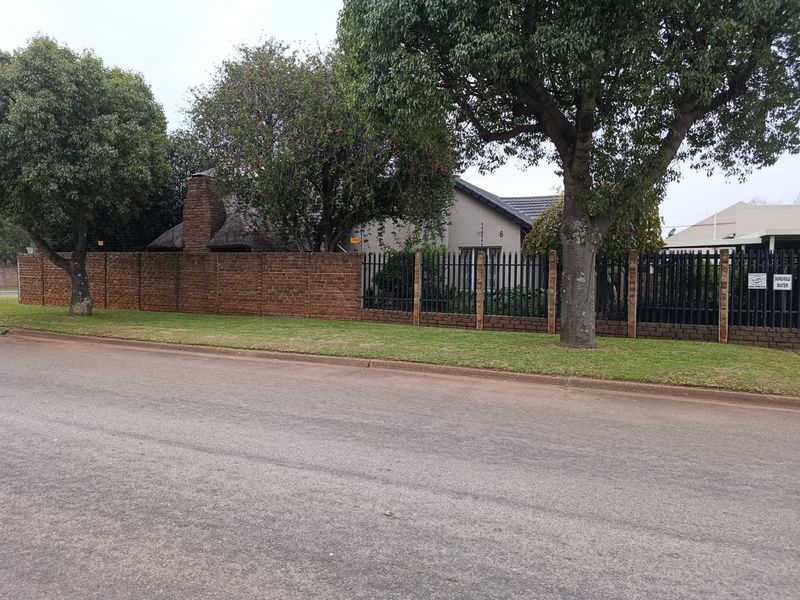 Spacious Family Home in a Secure and Sought-After Witfield Enclosure – Move-In Ready! - Photo 1