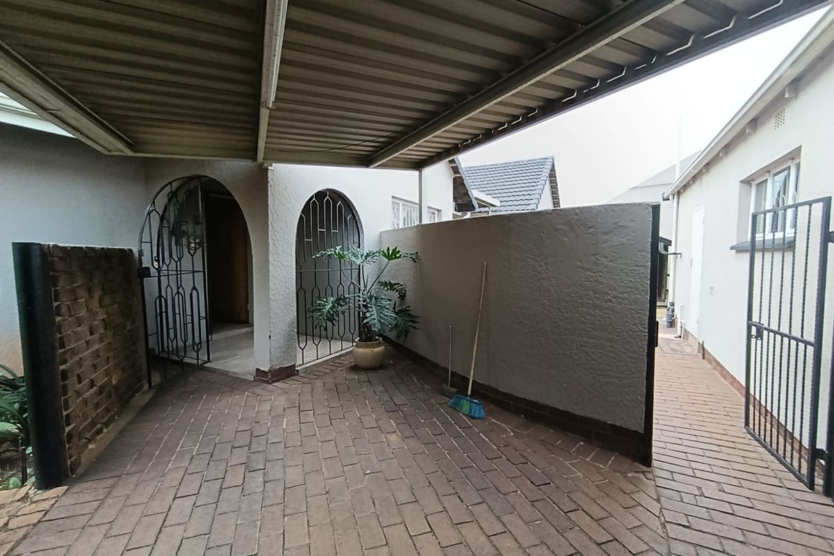 Spacious Family Home in a Secure and Sought-After Witfield Enclosure – Move-In Ready! - Photo 2