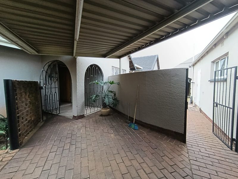 Spacious Family Home in a Secure and Sought-After Witfield Enclosure – Move-In Ready! - Photo 2
