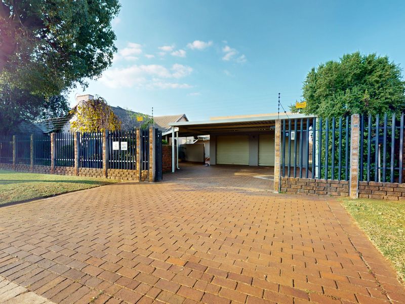 Spacious Family Home in a Secure and Sought-After Witfield Enclosure – Move-In Ready! - Photo 2