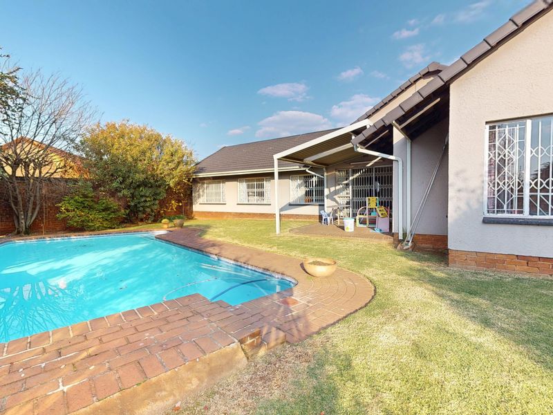 Spacious Family Home in a Secure and Sought-After Witfield Enclosure – Move-In Ready! - Photo 3