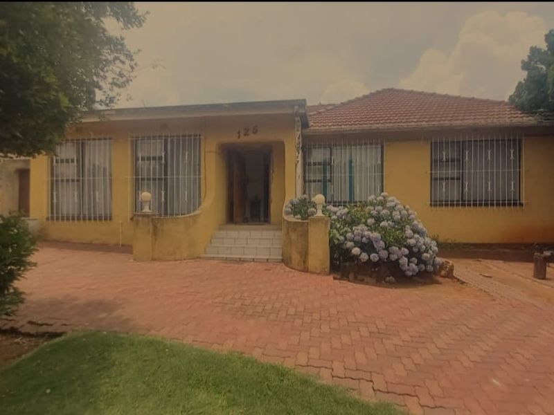 Well-Maintained 3 Bedroom Family Home in Safe & Quiet Linmeyer - Photo 1