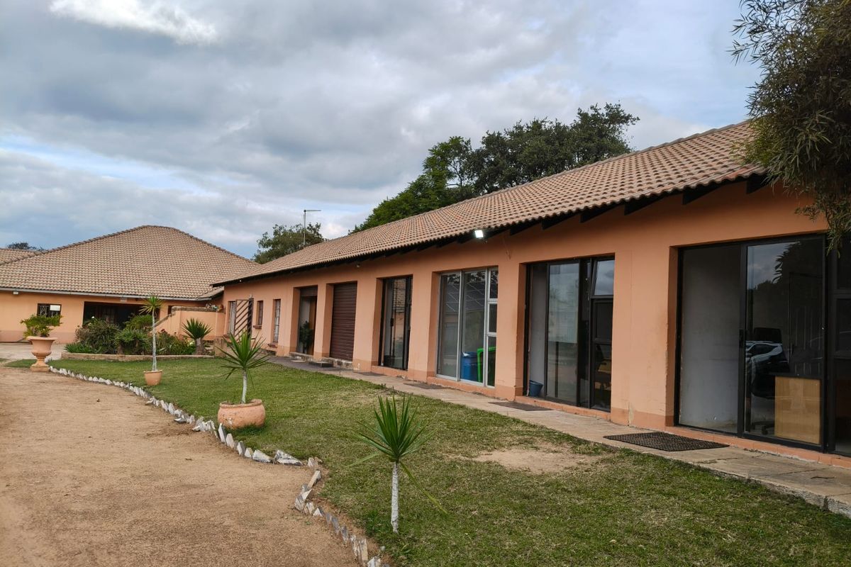 Prestigious 26Ha Farm Estate Between Hartbeespoort & Magaliesburg - Photo 2