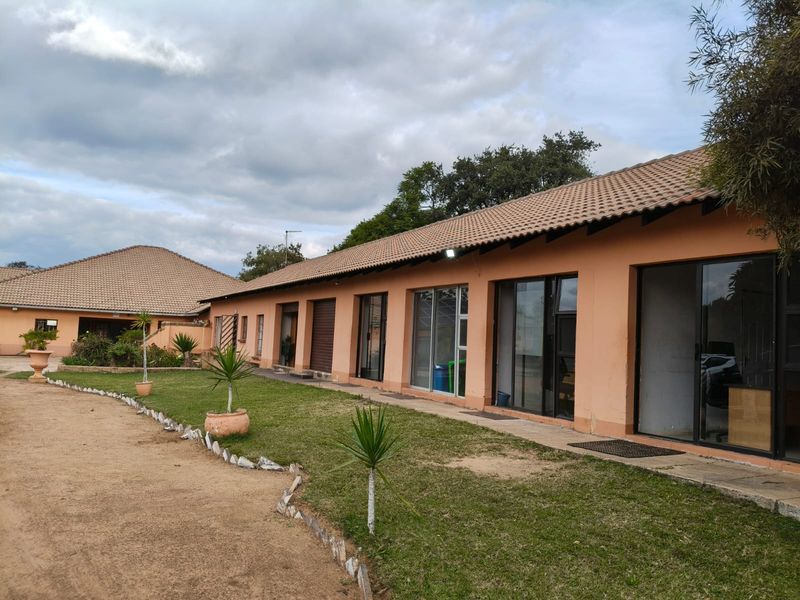 Prestigious 26Ha Farm Estate Between Hartbeespoort & Magaliesburg - Photo 2