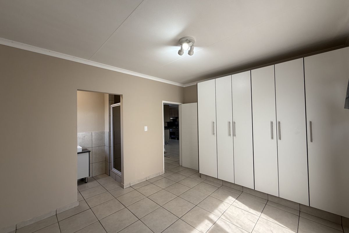 Spacious upstairs apartment to let in security complex! - Photo 4