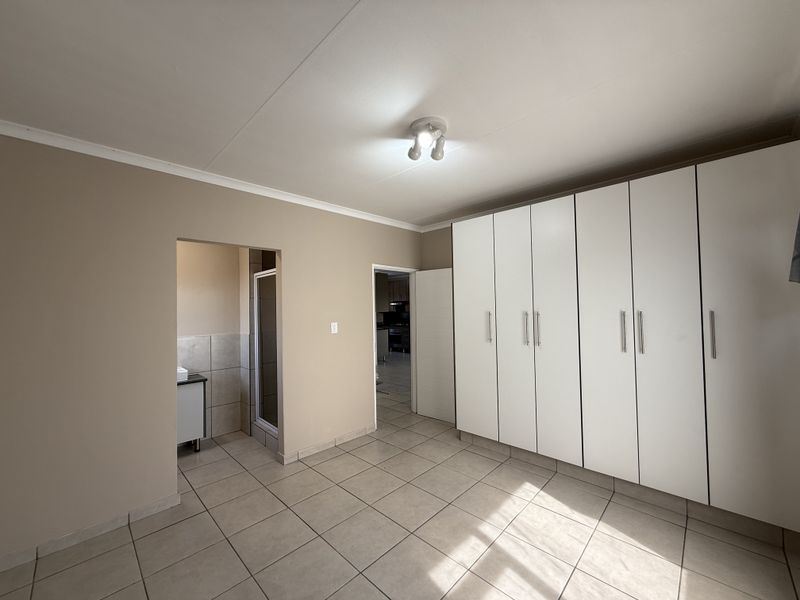 Spacious upstairs apartment to let in security complex! - Photo 4