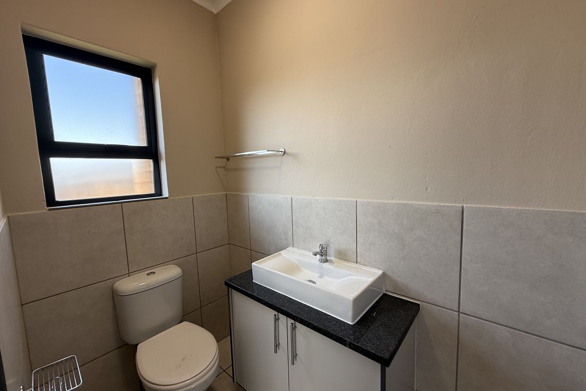 Spacious upstairs apartment to let in security complex! - Photo 5