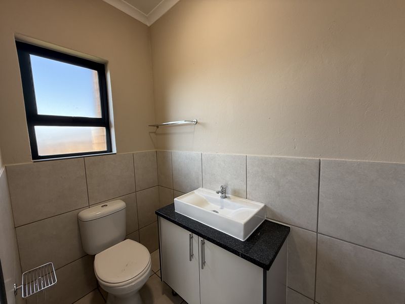 Spacious upstairs apartment to let in security complex! - Photo 5