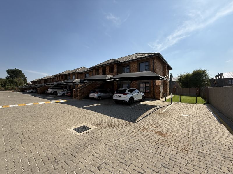 Spacious upstairs apartment to let in security complex! - Photo 1