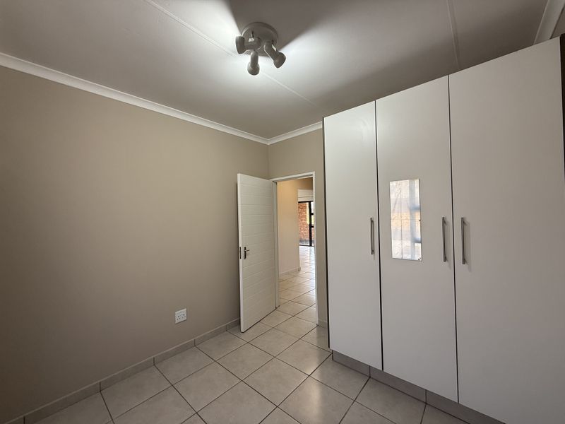 Spacious upstairs apartment to let in security complex! - Photo 10