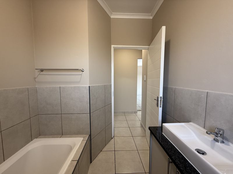 Spacious upstairs apartment to let in security complex! - Photo 9