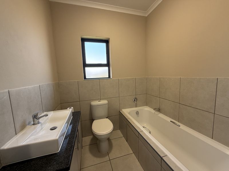 Spacious upstairs apartment to let in security complex! - Photo 8