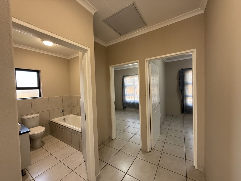 Spacious upstairs apartment to let in security complex! - Photo 7
