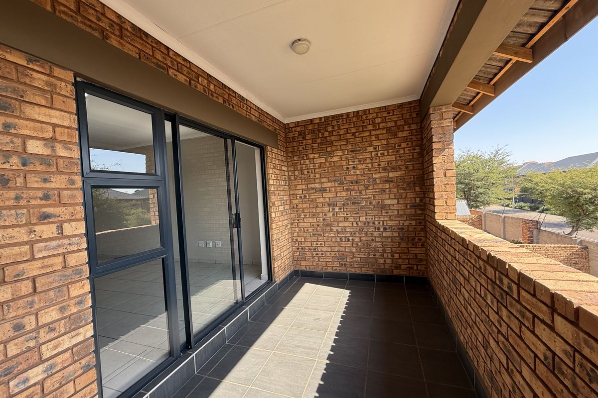 Spacious upstairs apartment to let in security complex! - Photo 3