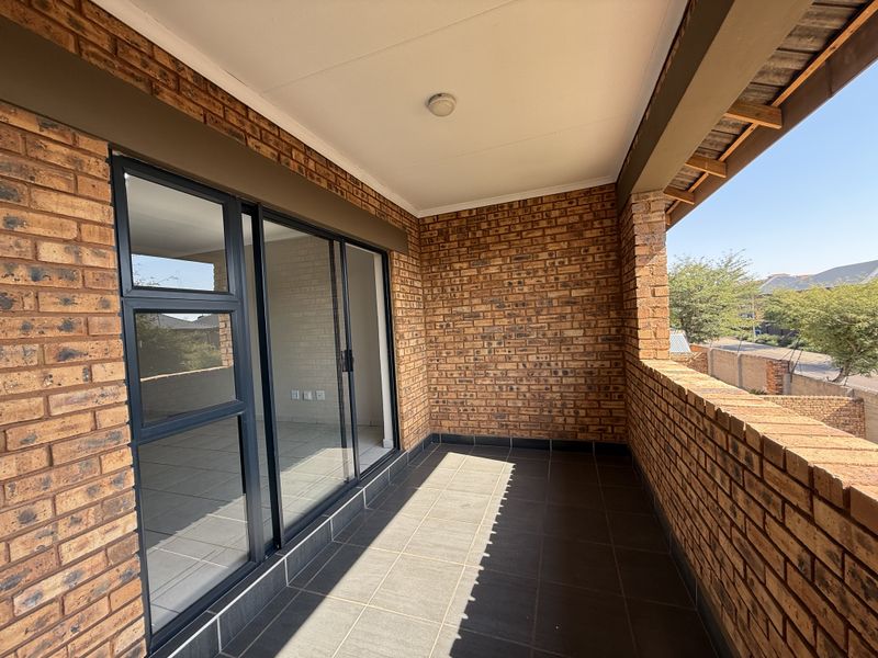 Spacious upstairs apartment to let in security complex! - Photo 3