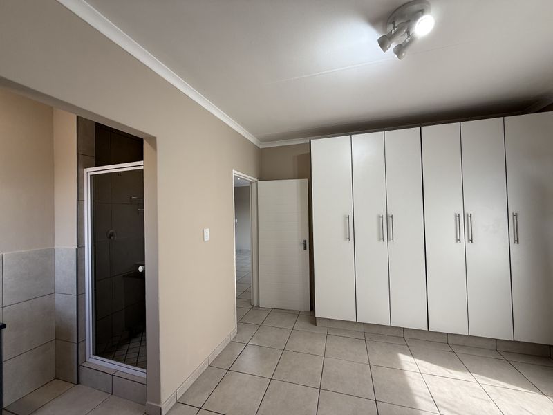 Spacious upstairs apartment to let in security complex! - Photo 6
