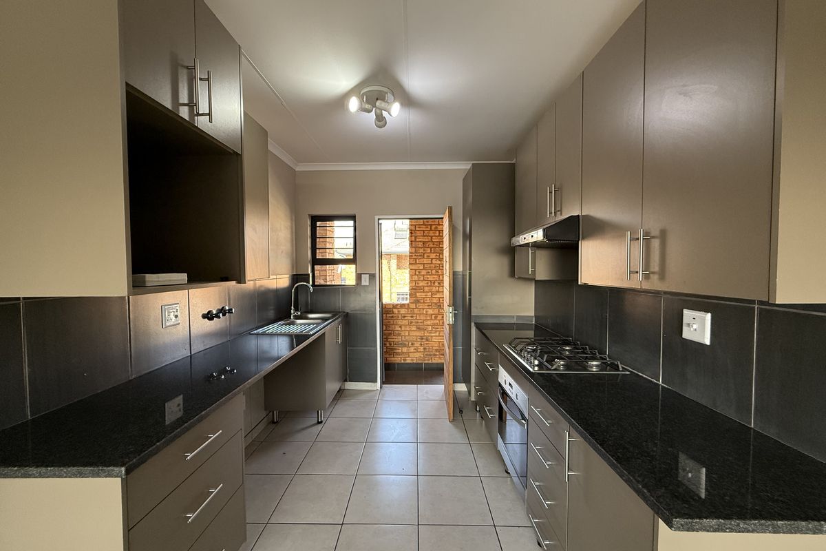 Spacious upstairs apartment to let in security complex! - Photo 2