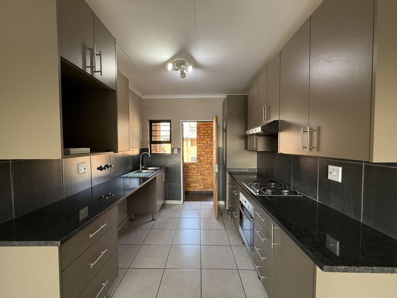 Spacious upstairs apartment to let in security complex! - Photo 2