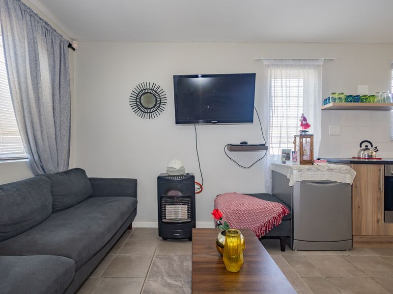 House Pending Sale In Milnerton - Photo 10